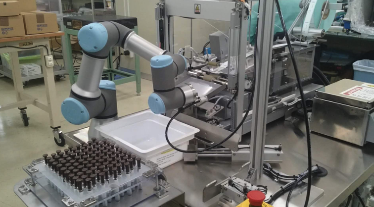 ロボットは、人間の手で行う作業を代替することで、人手不足や危険な作業などの解決に役立ちます。最近では、AI技術を組み合わせることで、高度な判断力や学習能力を持つロボットが開発されています。  自動化機器やロボットは、製造業界だけでなく、医療や介護、物流など、あらゆる分野で活躍しています。技術の進歩により、ますます高度で多様な自動化機器やロボットが開発されていくことが期待されています。
