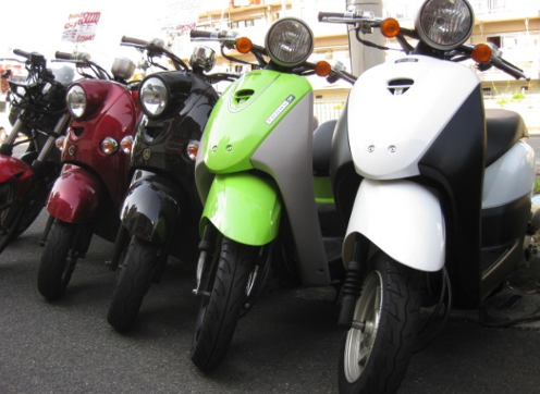 当社は、原付バイク、バイク、自動車の販売において、ベトナム市場にも注力しています。ベトナムでは、原付バイクやバイクが一般的な移動手段であり、自動車も需要が高まってきています。当社では、このような市場動向を踏まえ、ベトナム市場向けの輸出にも力を入れています。